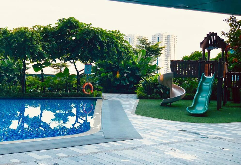 Air Residence 1Br With Balcony Free Netflix And Disney Plus Manila Esterno foto