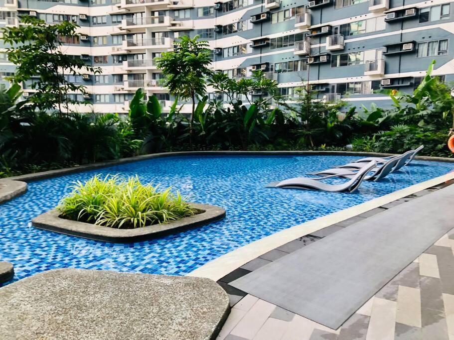 Air Residence 1Br With Balcony Free Netflix And Disney Plus Manila Esterno foto