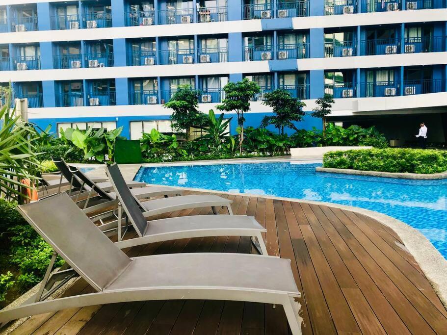 Air Residence 1Br With Balcony Free Netflix And Disney Plus Manila Esterno foto