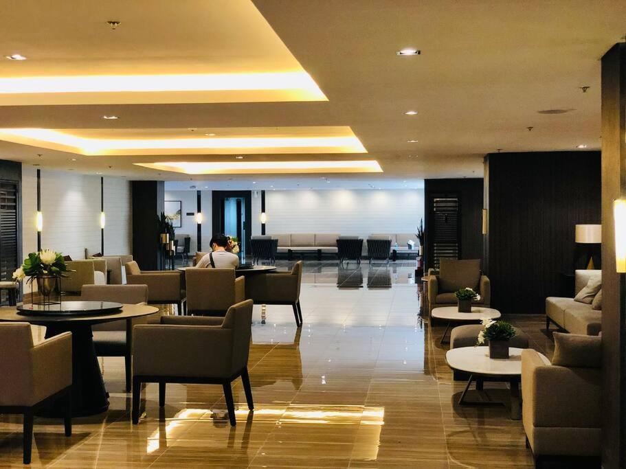 Air Residence 1Br With Balcony Free Netflix And Disney Plus Manila Esterno foto